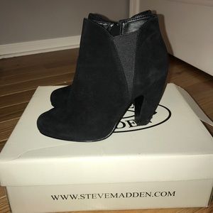 Steve Madden Black suede "Rozamare" heel